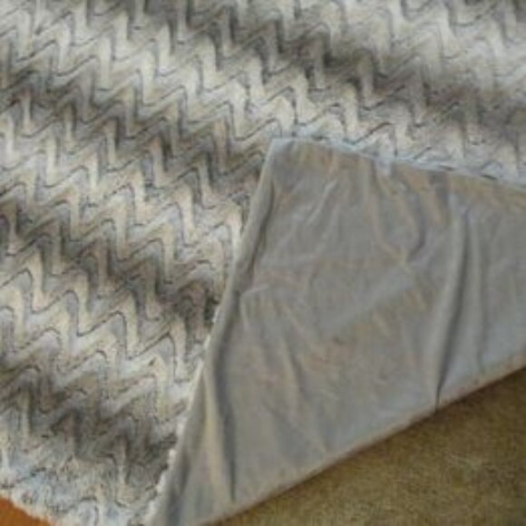 M2-New Hobby Lobby 60"Lx48"W Gray Faux Fur Super Soft & Snuggly - Picture 3 of 4